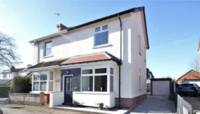 Modern, renovated 3 bed home near railway station